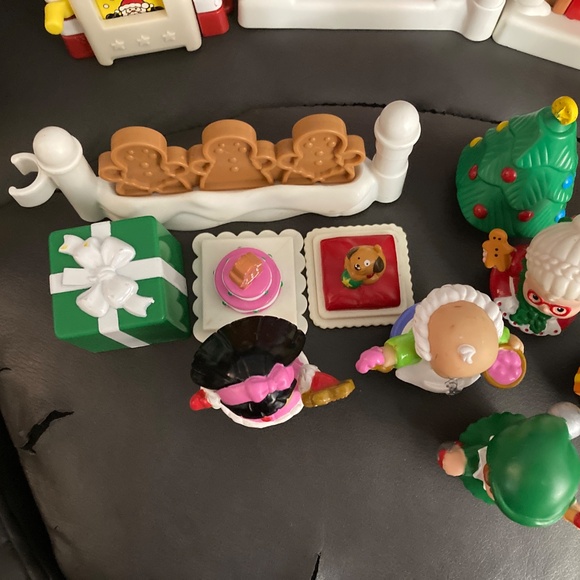 Fisher-Price Little People Christmas On Main Street Village Sets-Incomplete-22 p - Picture 5 of 14